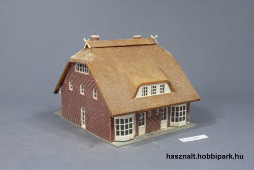 Nádtetős ház