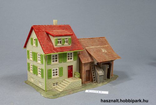 Ház gazdasági épülettel