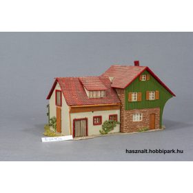 Ház gazdasági épülettel