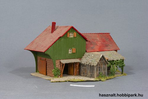 Ház gazdasági épülettel
