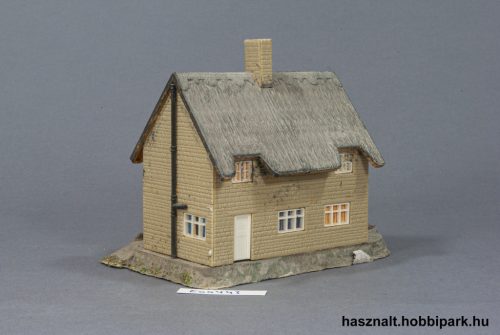 Nádtetős ház