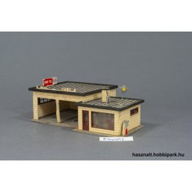 Benzinkút műhellyel