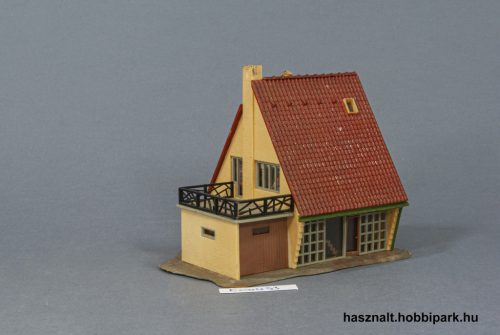 Ház garázzsal