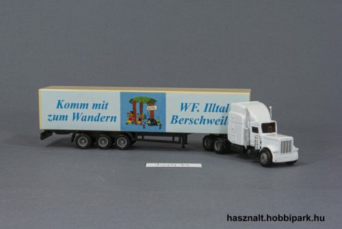 Csőrös teherautó