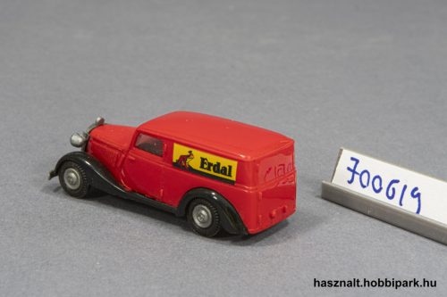 Praliné Mercedes 170V autó